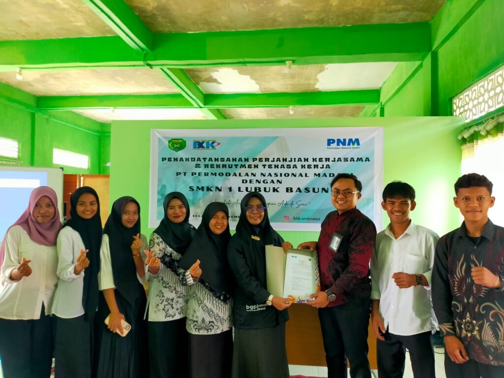 Penandatanganan kerjasama (MOU) dengan PT. PNM ( Permodalan Nasional Madani ) tentang rekruitmen alumni SMKN 1 Lubuk Basung.